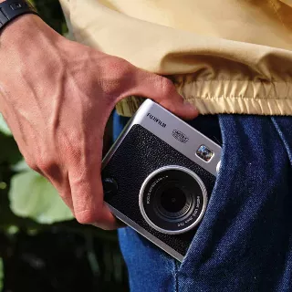 Fujifilm Instax Mini EVO: Ретро-современность в ваших руках